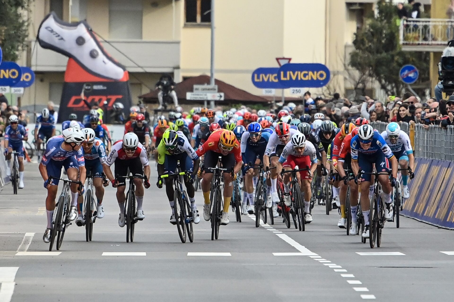 PHILIPSEN VINCE A FOLLONICA. AYUSO RIMANE LEADER