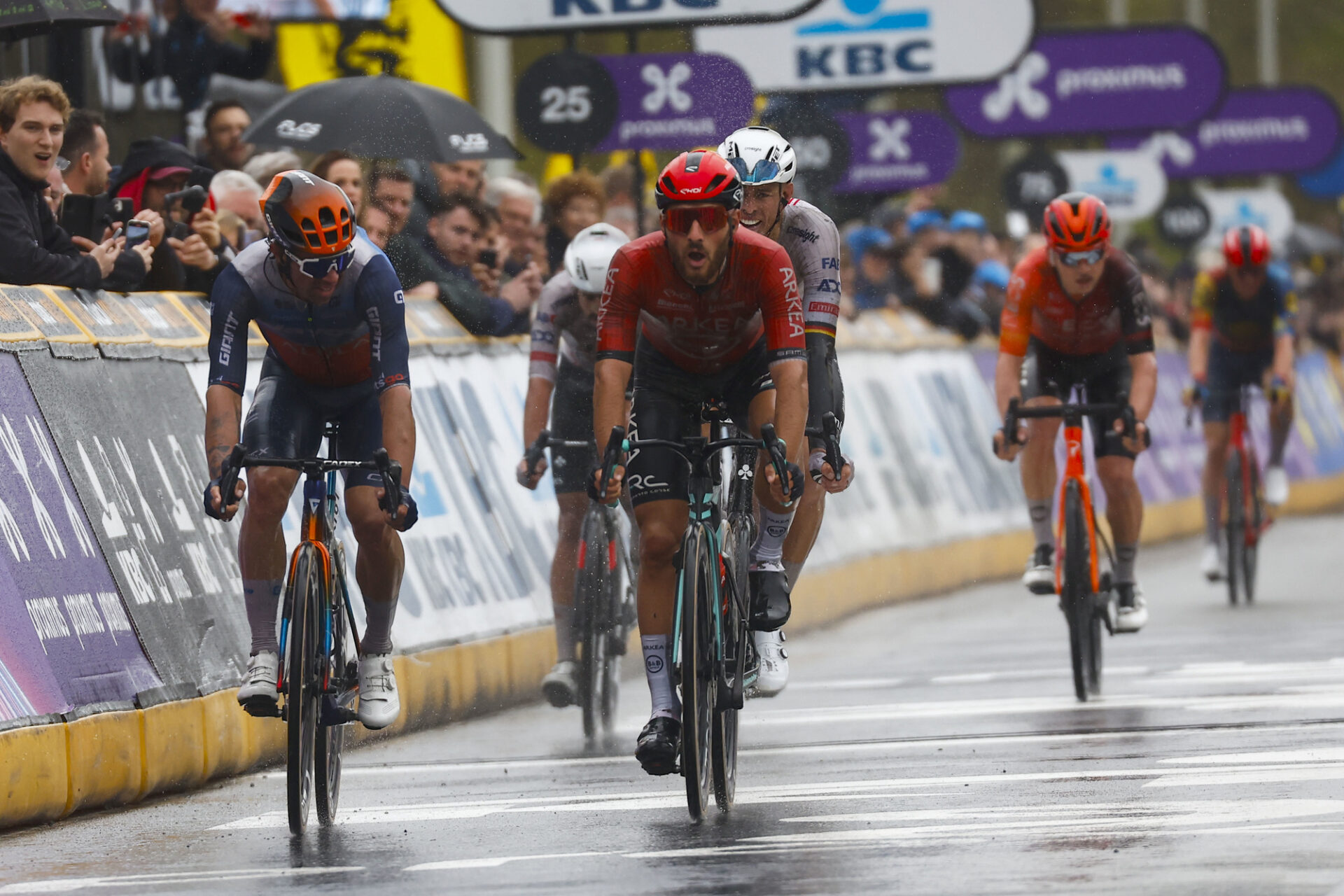 IL FIANDRE A VDP, MA MOZZATO E BETTIOL ESALTANO L’ITALIA