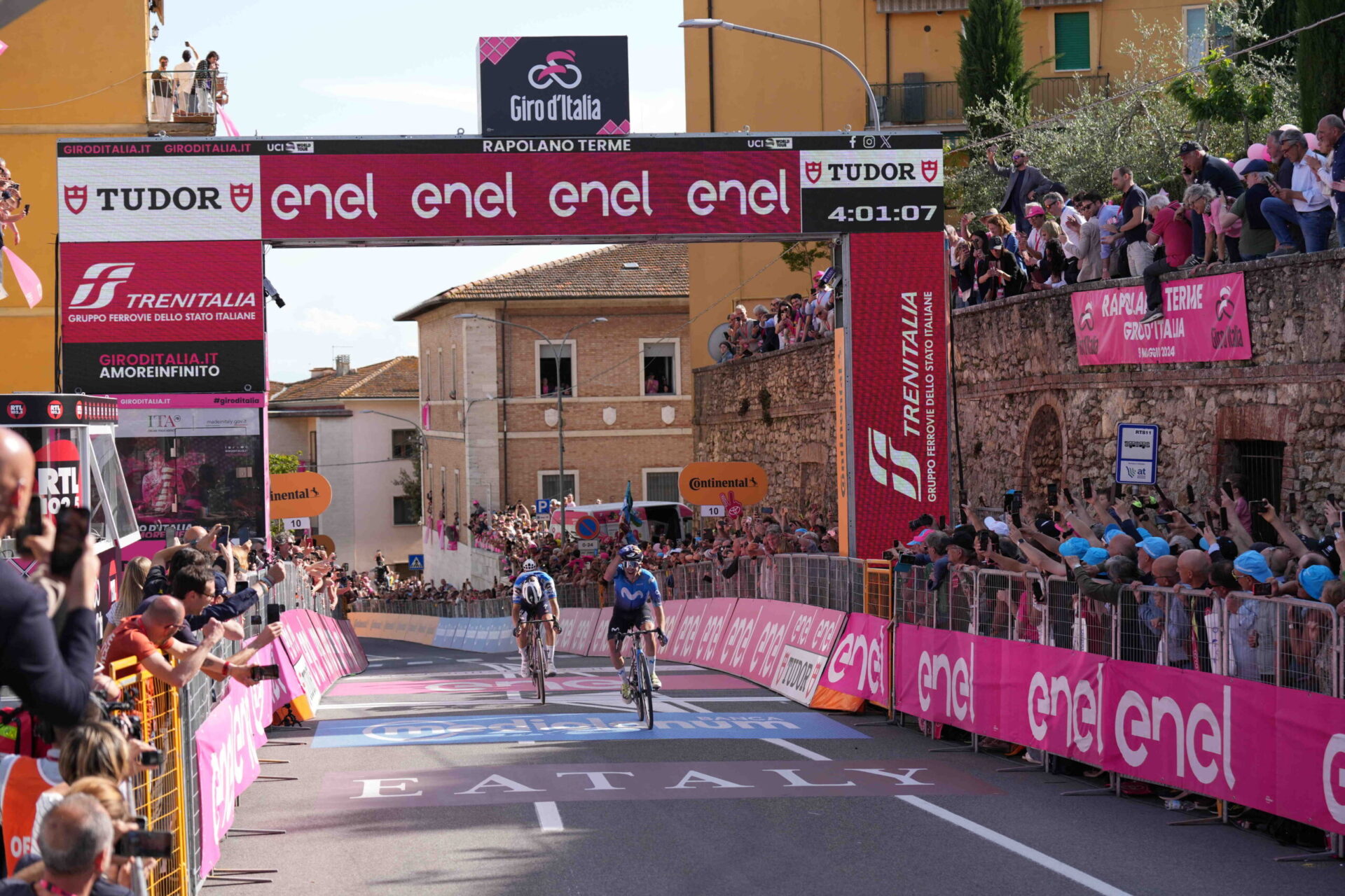 GIRO2024: A RAPOLANO TERME VINCE PELAYO SANCHEZ