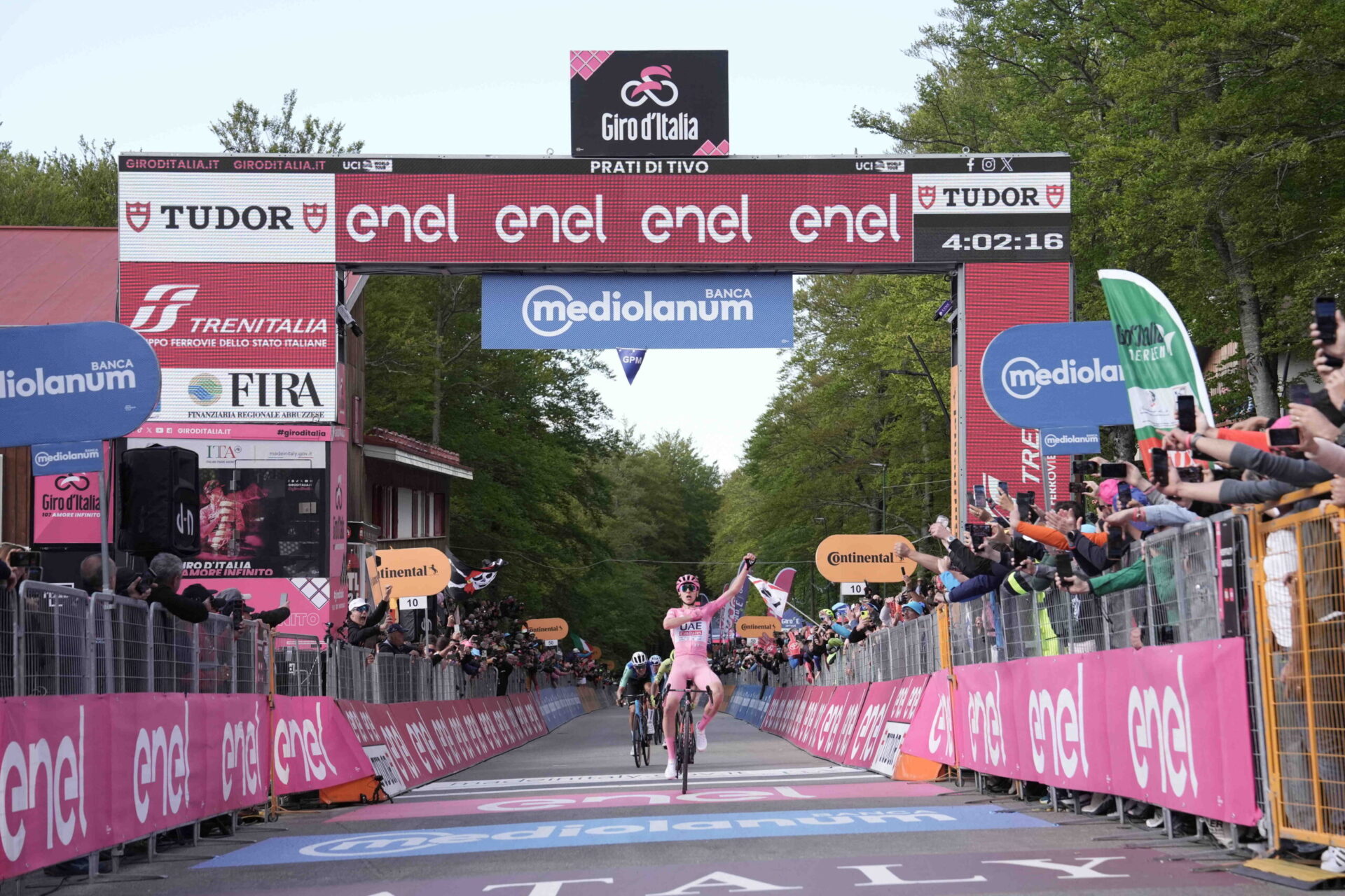 GIRO2024: LA MAGLIA ROSA TADEJ POGACAR VINCE A PRATI DI TIVO