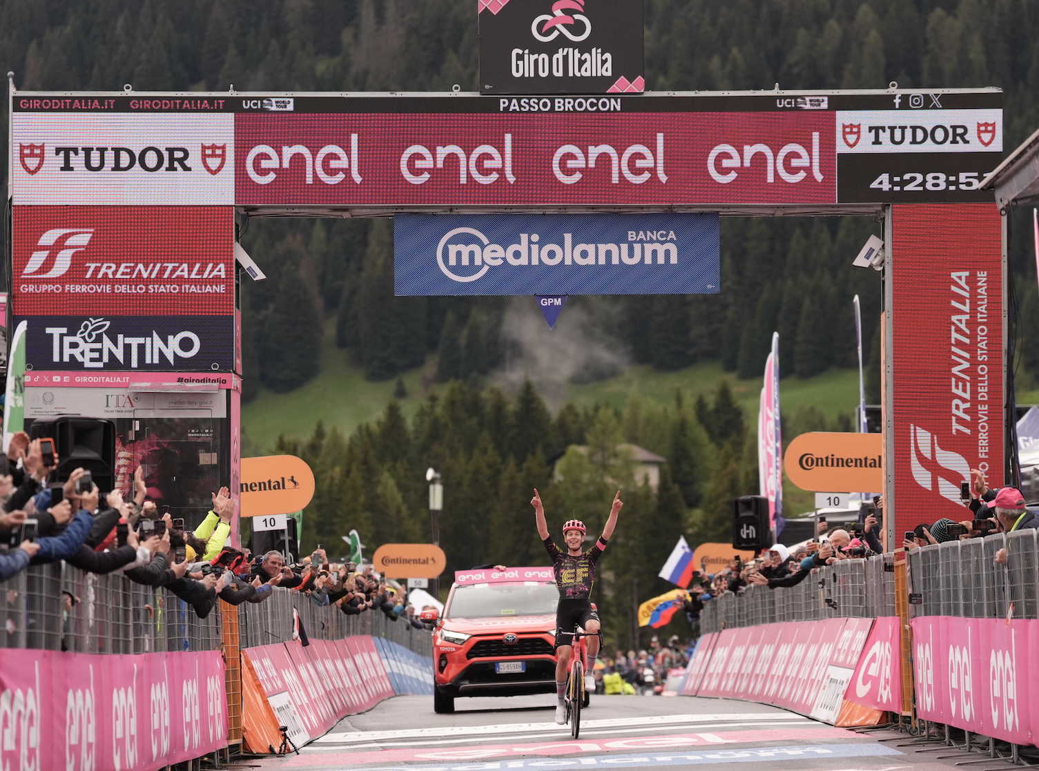 GEORG STEINHAUSER VINCE AL BROCON. TADEJ POGACAR RIMANE IN MAGLIA ROSA