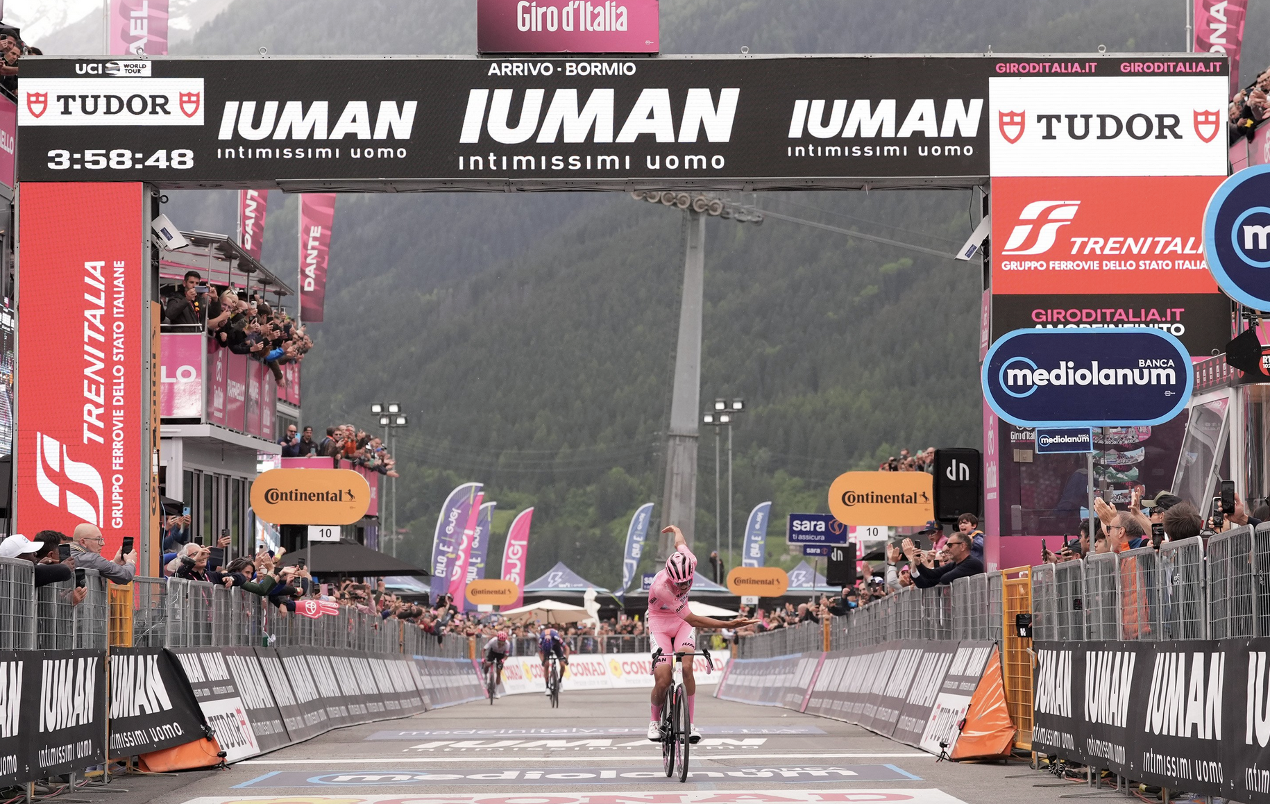 LA MAGLIA ROSA ISAAC DEL TORO VINCE LA DICIASSETTESIMA TAPPA DEL GIRO D’ITALIA