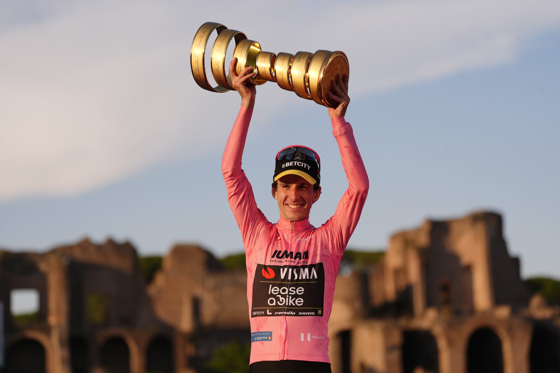 SIMON YATES VINCE IL GIRO D’ITALIA 108 A OLAV KOOIJ LA TAPPA FINALE