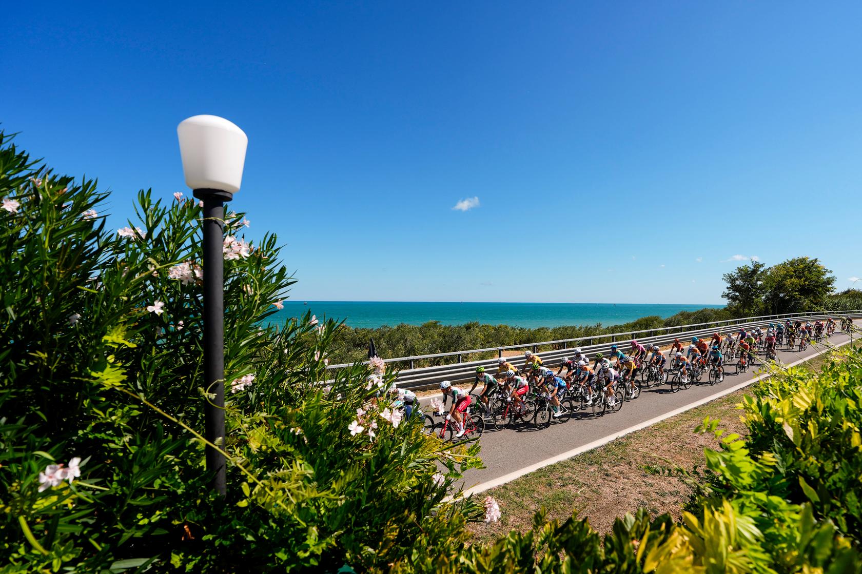 GIRO D’ABRUZZO AREA DEL CARCIOFO, CON LE TIPICHE CASE IN TERRA CRUDA